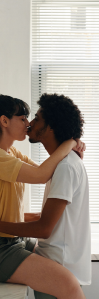 pareja besándose2